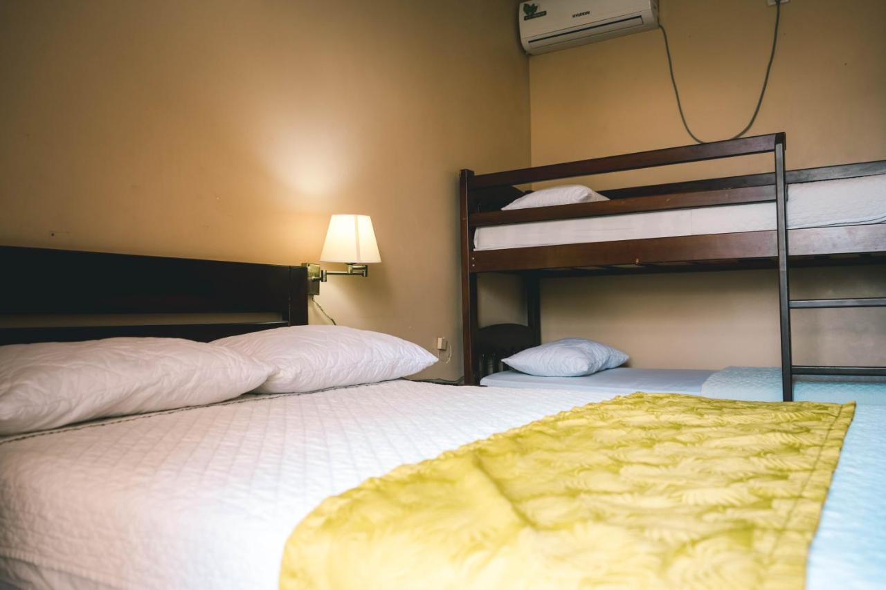 Hotel Manta Beach Madrigal 外观 照片